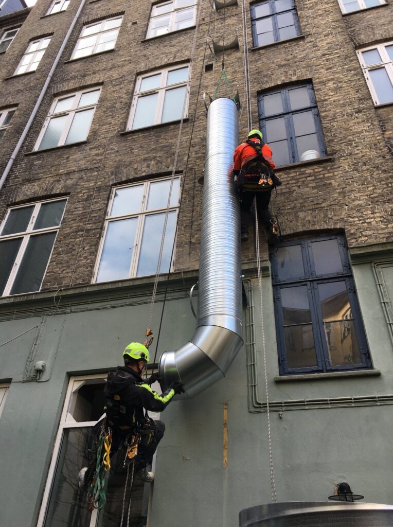 Scanclimb case – ventilationsrør facade montage